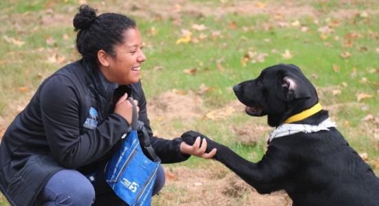 365足彩外围 student with Guiding Eyes Puppy